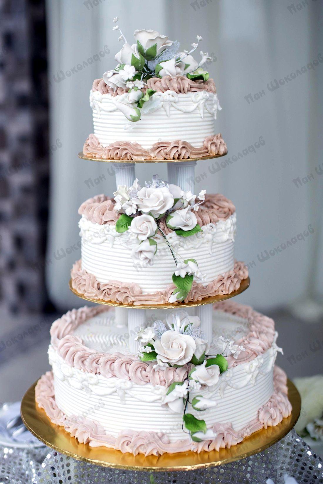 Межярусный или. Свадебный торт многоярусный. Трехэтажный свадебный торт. Стильный свадебный торт. Торт свадебный трехъярусный на подставке.